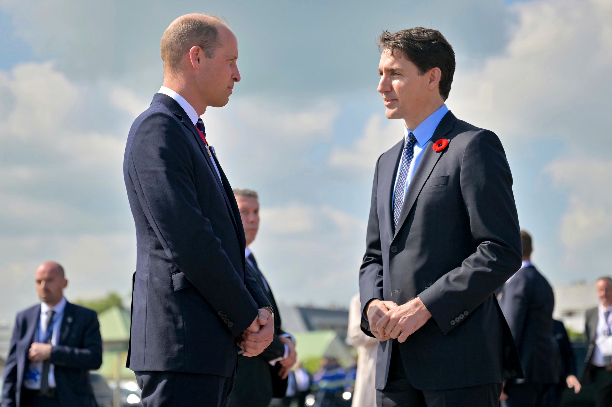 Kanadský premiér Justin Trudeau (vpravo) a britský princ William sa účastnia slávnostného ceremoniálu k 80. výročiu vylodenia spojeneckých vojsk v Normandii.