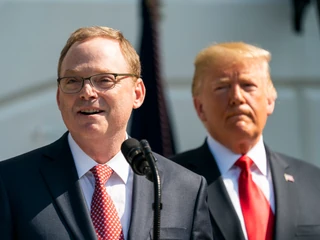 Kevin Hassett jest szefem rady doradców ekonomicznych Donalda Trumpa. Wcześniej doradzał innym republikańskim kandydatom na prezydenta m.in. Mittowi Romneyowi czy Johnowi McCainowi