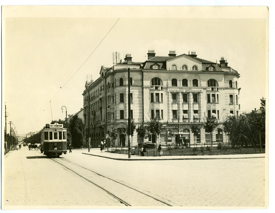 Tramvajski saobraćaj u ulici koja se tada zvala Knez Miletina, a danas Bulevar Despota Stefana. Fotografija iz 1935. godine.