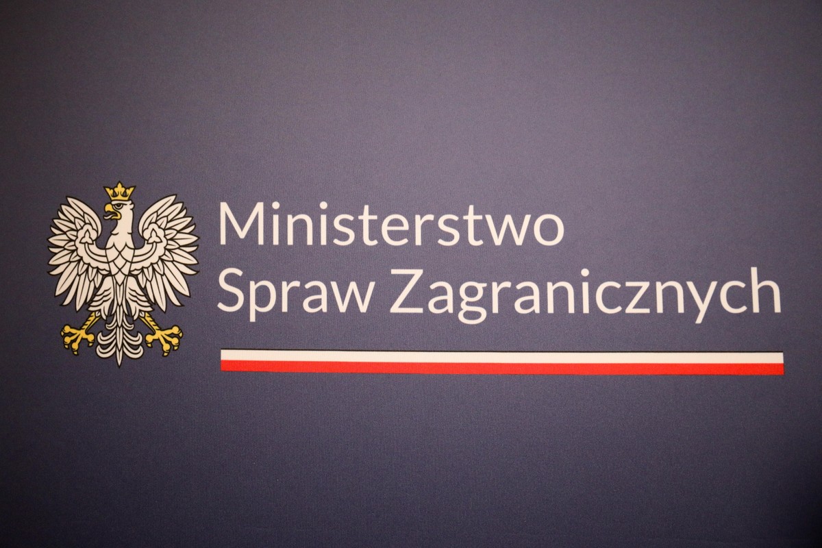 Tablica informacyjna  w siedzibie Ministerstwa Spraw Zagranicznych w Warszawie