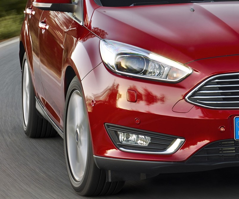 Ford focus - co roku ten samochód kupuje 1,5 mln osób - przynajmniej tak wynika, z danych firmy Polk badającej rynek motoryzacyjny. W opinii analityków właśnie ten model jest najlepiej sprzedającym się autem na świecie. Po czterech latach produkcji ludzie z Forda zdecydowali się odmłodzić kurę znoszącą złote jajka. Nowe wcielenie różni się nie tylko wyglądem. Pod karoserią - jeśli chodzi o napęd, zawieszenie i wyposażenie - zaszła rewolucja. Cena? Kompaktowego forda można już zamawiać w Polsce - najtańszy focus zaskoczył ceną… podstawową skodę octavię.