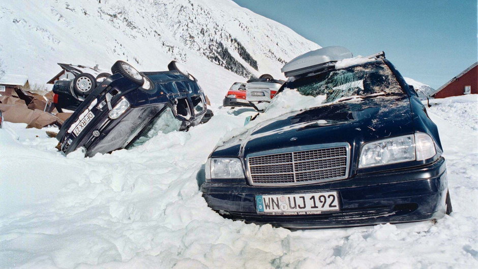Lawina w Galtur: poprzewracane i zniszczone samochody turystów leżą w śniegu