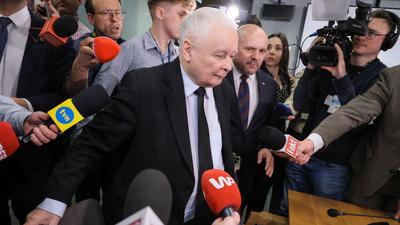 Jarosław Kaczyński (C) oraz członek komisji, poseł PiS Mariusz Gosek (C-P) w przerwie komisji śledczej ds. Pegasusa