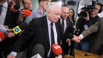 Jarosław Kaczyński (C) oraz członek komisji, poseł PiS Mariusz Gosek (C-P) w przerwie komisji śledczej ds. Pegasusa