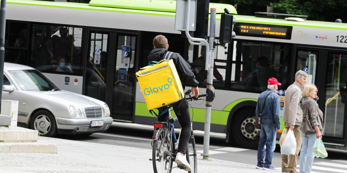 Glovo oprócz jedzenia zamierza również dostarczać alkohol.