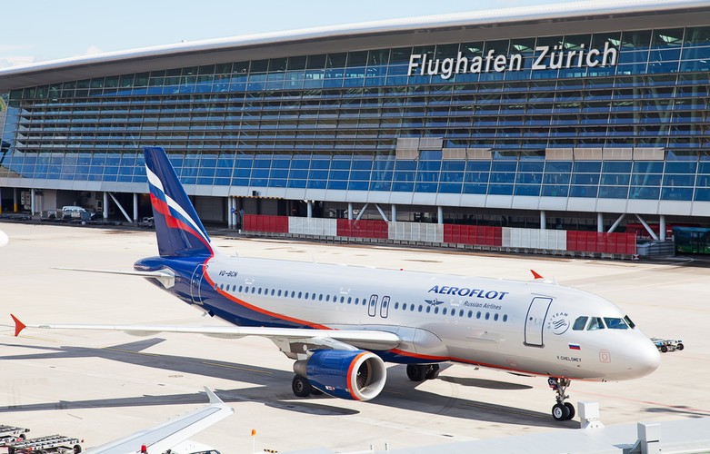 <strong>Lotnisko w Zurichu, Szwajcaria</strong><br /><br />

Średni czas potrzebny do przejścia od strefy kontroli do gate’ów: 11 min<br /><br />

Dotyczy terminali: D<br /><br />

Liczba pasażerów obsłużonych rocznie: 25 000 000<br /><br />