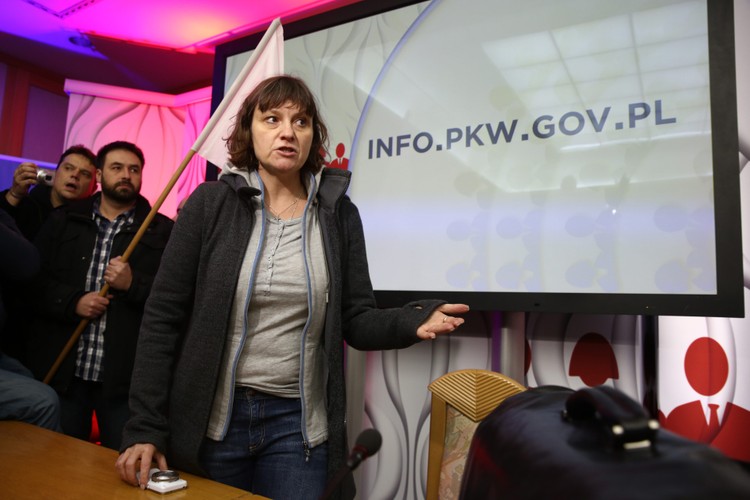 Przewodnicząca stowarzyszenia 'Solidarni 2010' Ewa Stankiewicz w grupie osób, która w trakcie manifestacji przed PKW wtargnęła do siedziby Państwowej Komisji Wyborczej