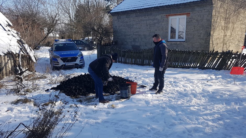 Policja pomogła w dostarczeniu opału dla starszego małżeństwa