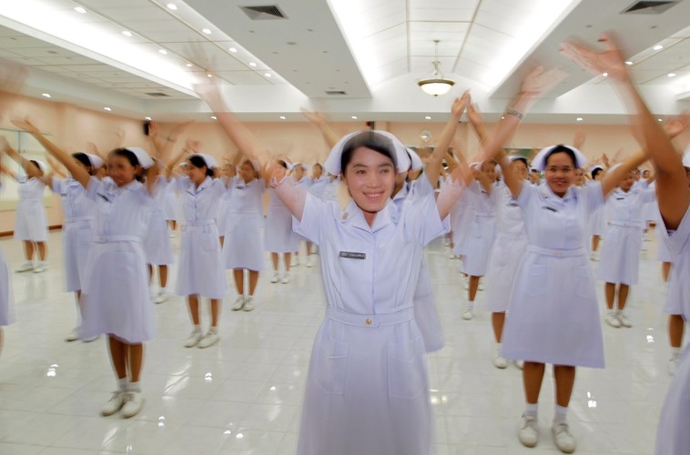 Tańczące pielęgniarki w Tajlandii