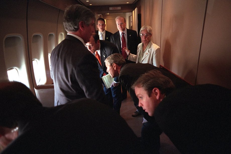 Prezydent wraz z personelem obserwują eskortujące Air Force One samoloty F-16.