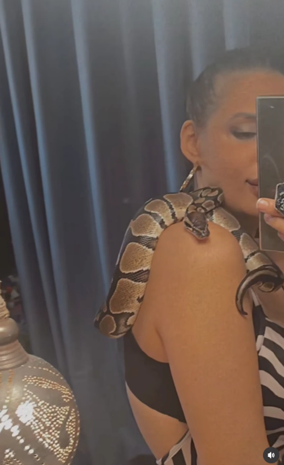 Nataša Šavija sa zmijom oko vrata