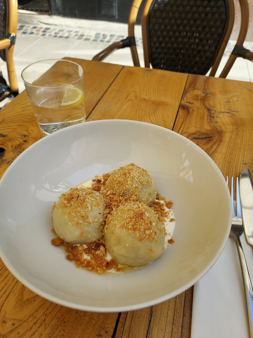 Zjadłam knedle w Przegryziu. Szef kuchni zdradził mi kilka trików, jak zrobić je w domu, by smakowały jak w restauracji