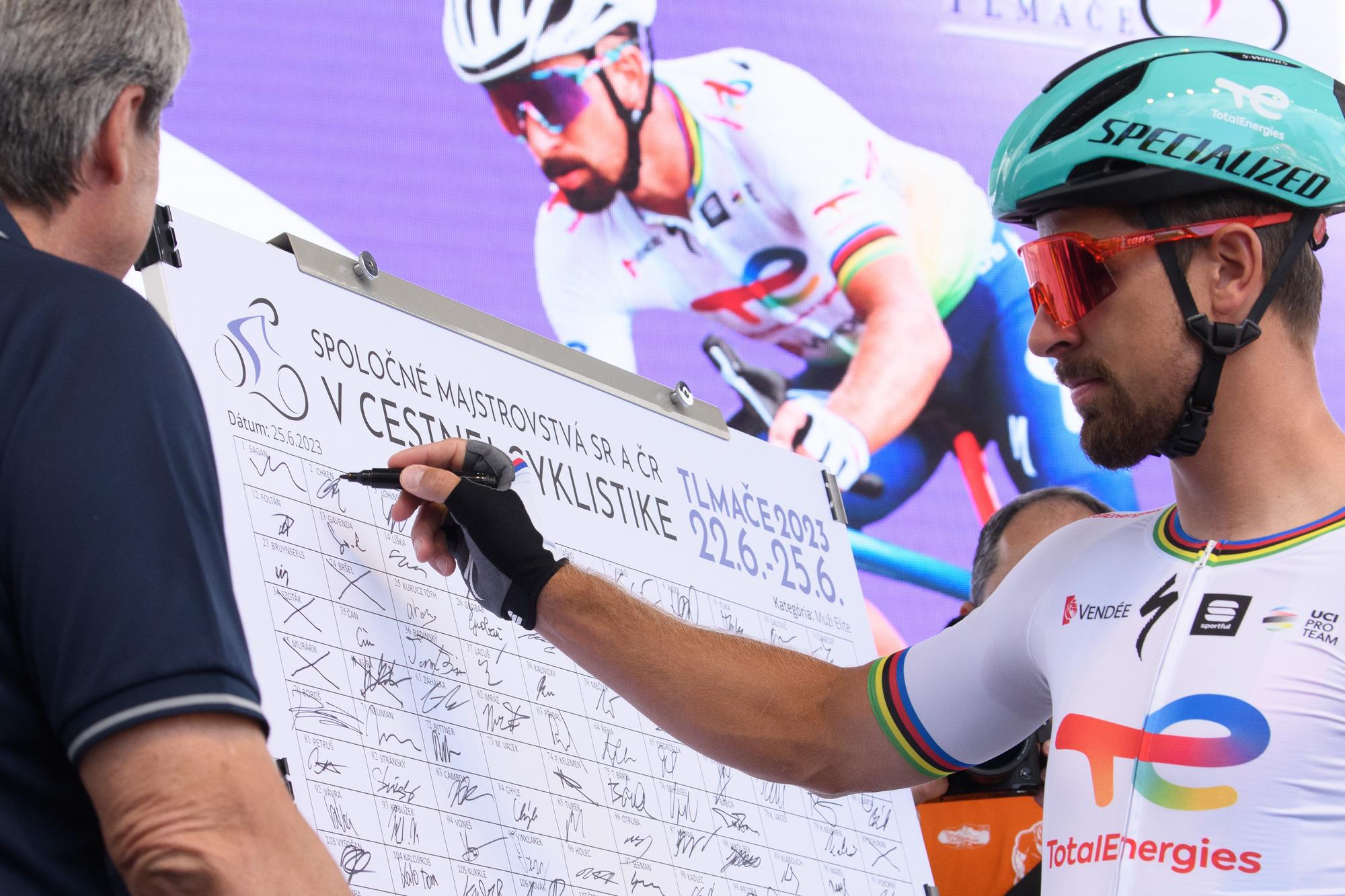 Slovenský cyklista Peter Sagan sa podpisuje na štartovnú listinu pretekov jednotlivcov na majstrovstvách Slovenska a Českej republiky.
