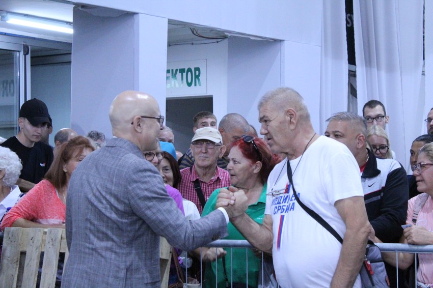 građani potpisima daju podršku listi Aleksandra Vučića