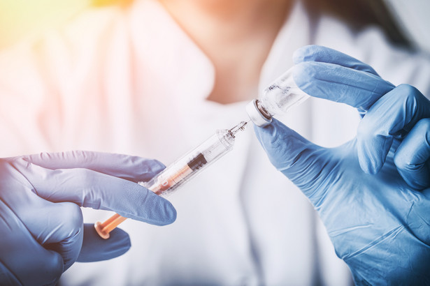 KE podpisała trzecią umowę na dostawy szczepionki na Covid-19