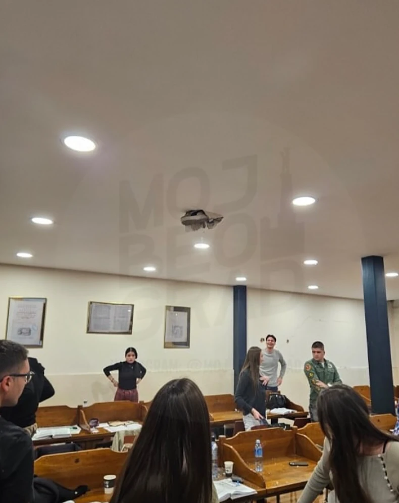 Plafon u čitaonici Pravnog fakulteta u Beogradu kroz koji je propala devojka