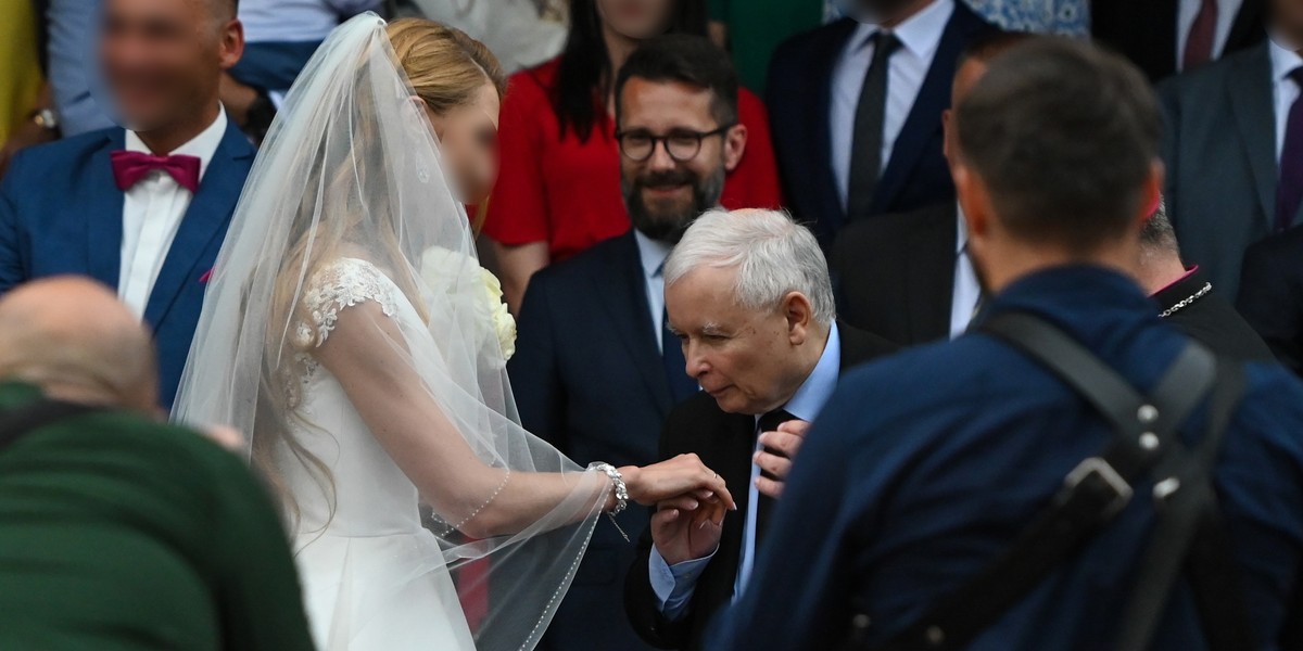 Prezes PiS Jarosław Kaczyński pojawił się na ślubie swojej współpracowniczki, Aleksandry. 