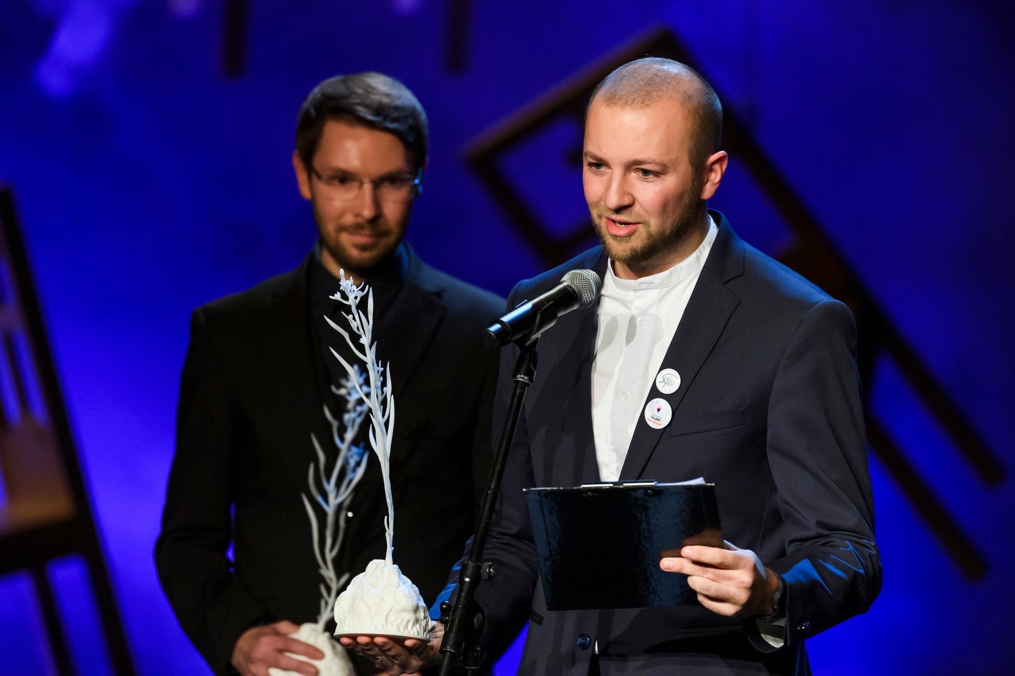 Laureáti Bielej vrany zľava Tomáš Bálint a Lukáš Hrošovský.