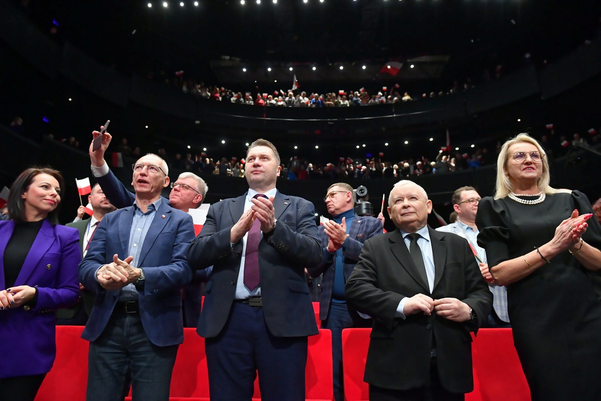 Prezes PiS Jarosław Kaczyński podczas spotkania z mieszkańcami w ramach akcji "Bądźmy Razem" w Centrum Spotkania Kultur w Lublinie