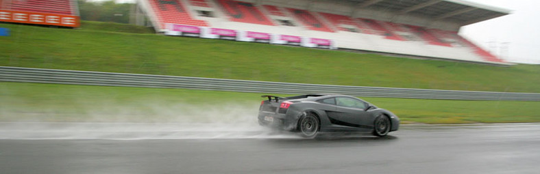 Autodrom Most: sportowe rakiety w deszczu (fotogaleria)