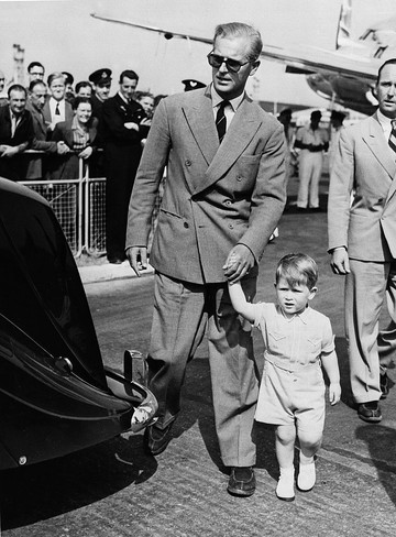  1951-ben Fülöp herceg vagány szemüveget viselt, amikor a két és fél éves Károly herceggel lencsevégre kapták. 