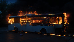 Hatalmas lángokkal égett a busz Berettyóújfaluban – fotók