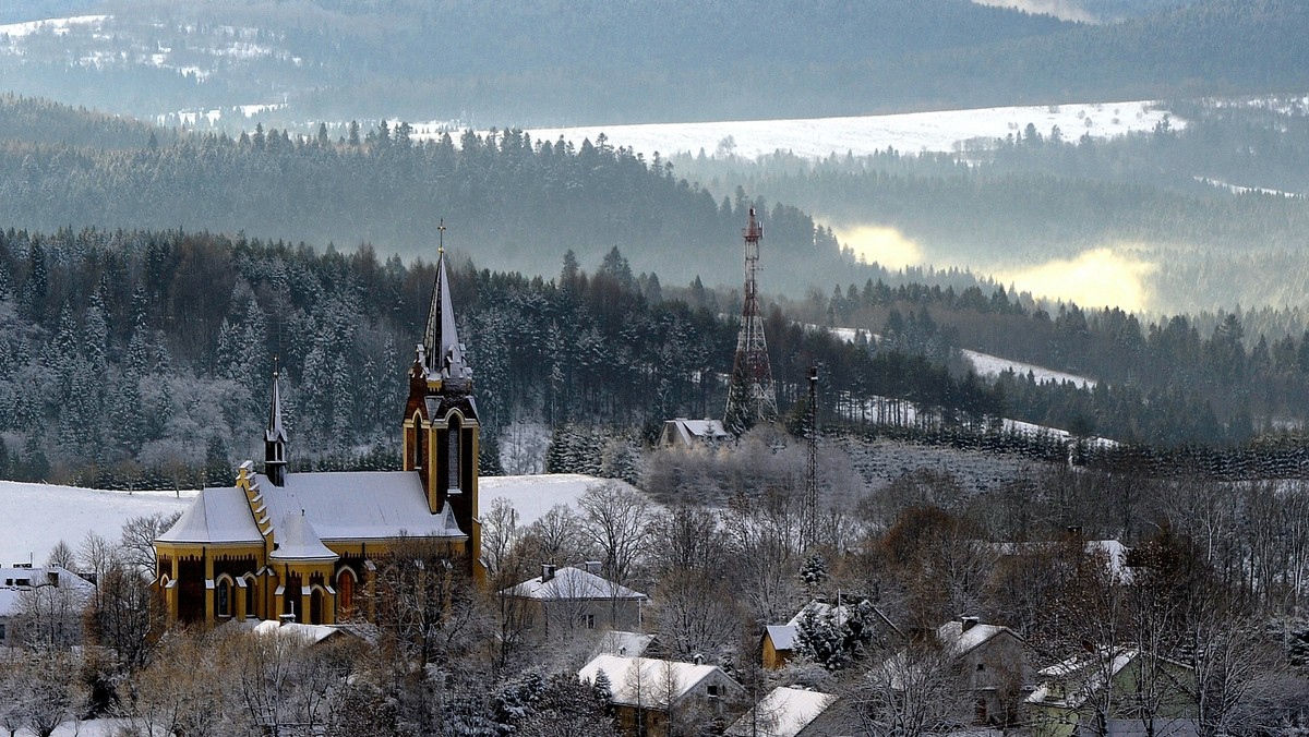 Jak informuje IMGW w niedzielę wschód Polski pozostanie na skraju klina wyżowego, zaś od zachodu nasunie się niż z układem frontów atmosferycznych, którego ośrodki będą u wybrzeży Skandynawii. Z zachodu napływać zacznie cieplejsza polarnomorska masa powietrza.