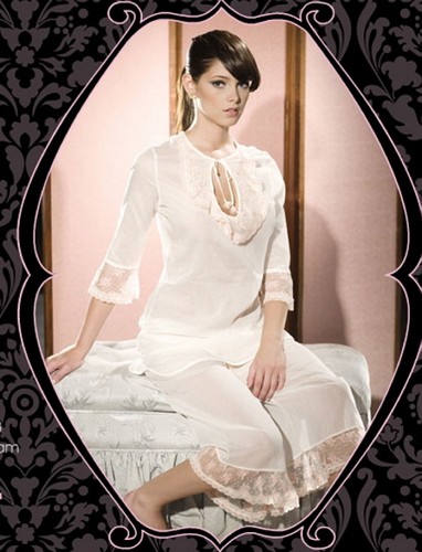 Ashley Greene udowadnia, że to co zakryte bywa ciekawsze, niż to co odsłonięte