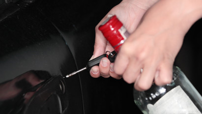 Őrületes: három férfi részegen lopta el főnökük autóját azért, hogy még több alkoholt vehessenek