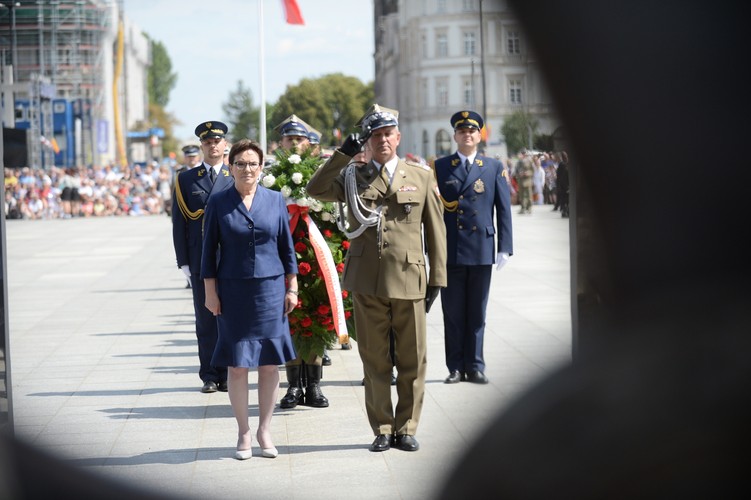 <strong>Uroczysta zmiana warty przed pomnikiem Nieznanego Żołnierza z udziałem premier Ewy Kopacz</strong>
<br><br> 
Premier mówiła, że Powstanie Warszawskie było 