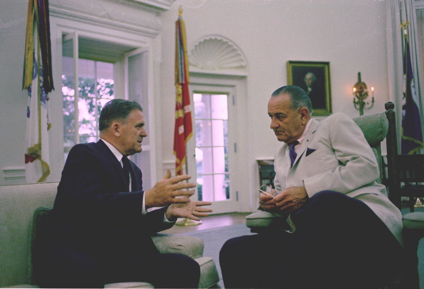 Prezydent Lyndon B. Johnson rozmawia z administratorem NASA Jamesem E. Webbem w Gabinecie Owalnym, 1967 r.
