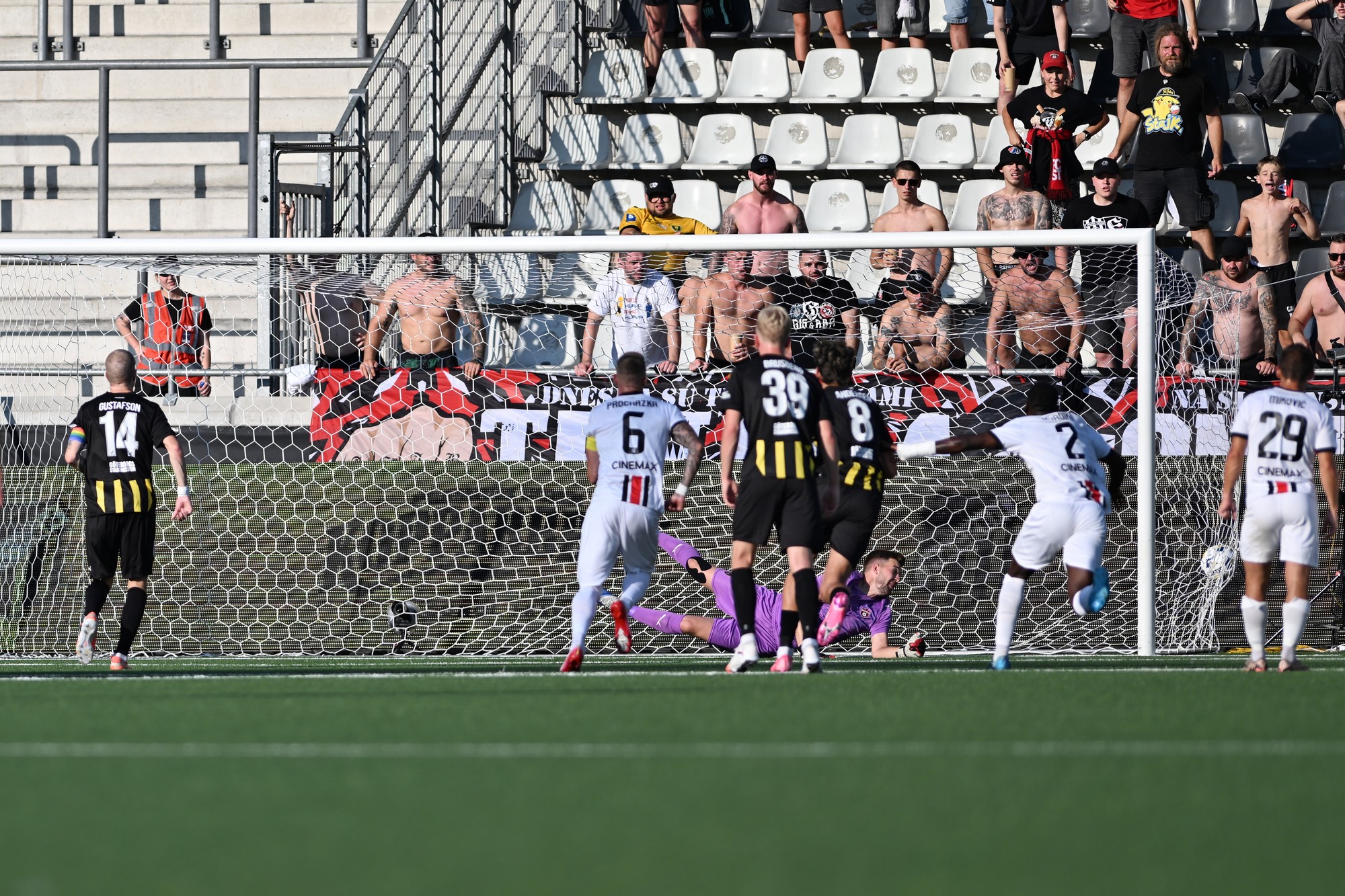 Vľavo Simon Gustafson (Häcken) strieľa gól na 1:0.