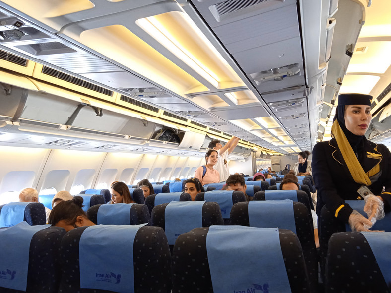 Wnętrze kabiny Airbusa A300 linii Iran Air - klasa ekonomiczna