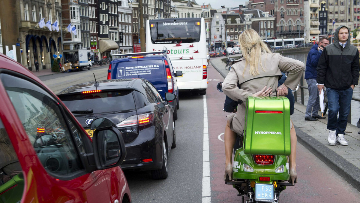 Na ulicach starego centrum Amsterdamu pojawiły się w poniedziałek elektryczne skutery taksówki. Za 2,50 euro można wskoczyć na tylne siedzenie skutera i szybko dotrzeć do celu.