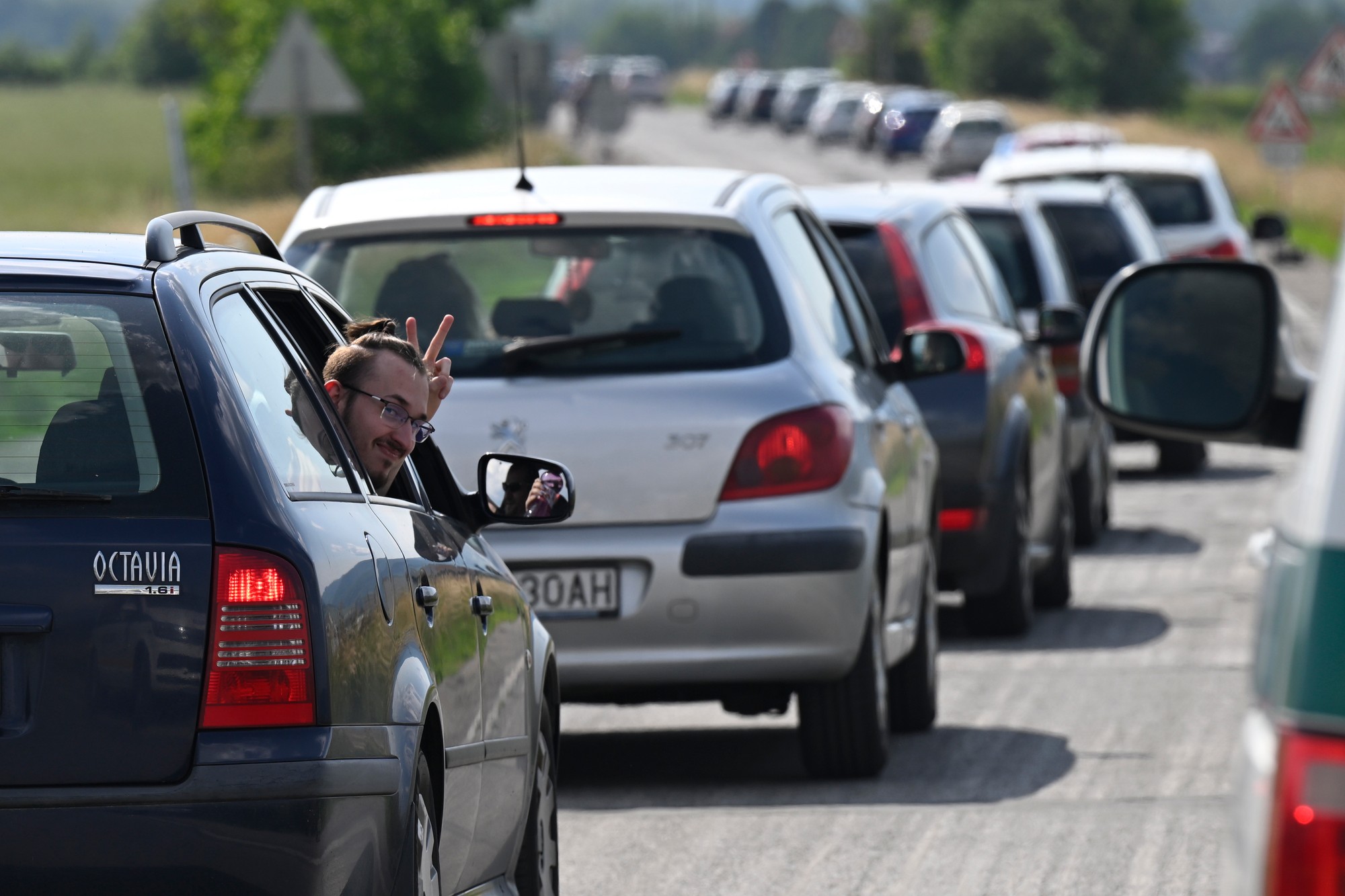 Pred trenčianskym letiskom sa tvorili kolóny áut smerujúcich na koncert.