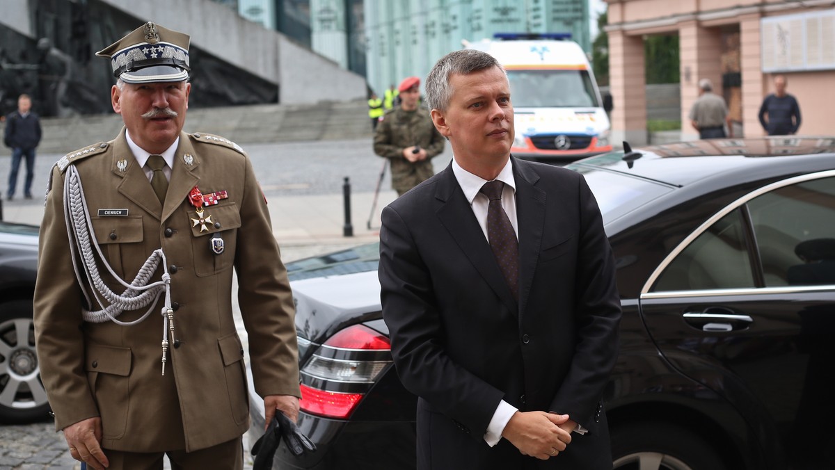 Minister obrony narodowej Tomasz Siemoniak w środę podczas obchodów Święta Wojska Polskiego odznaczył zasłużonych żołnierzy i pracowników wojska oraz wręczył dyplomy rodzinom żołnierzy poległych w Afganistanie.