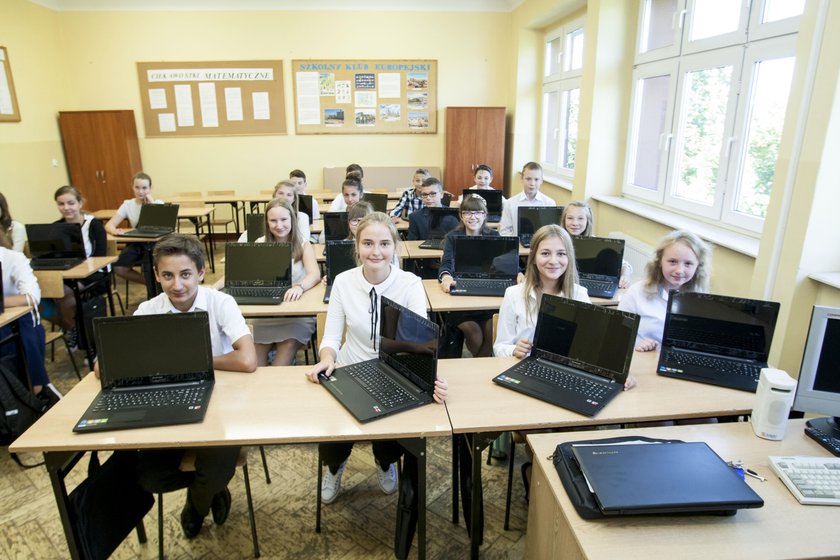 Uczniowie AZS w Piekarach Śląskich dostali laptopy