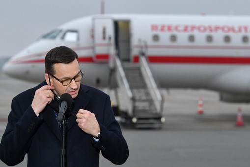 Mateusz Morawiecki po powrocie ze szczytu UE, 11 bm. na płycie Lotniska Chopina w Warszawie