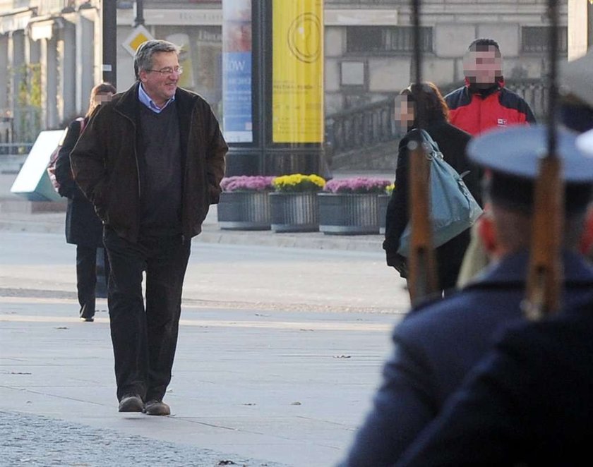 Komorowski do pracy piechotą, a garnitury limuzyną!  FOTO