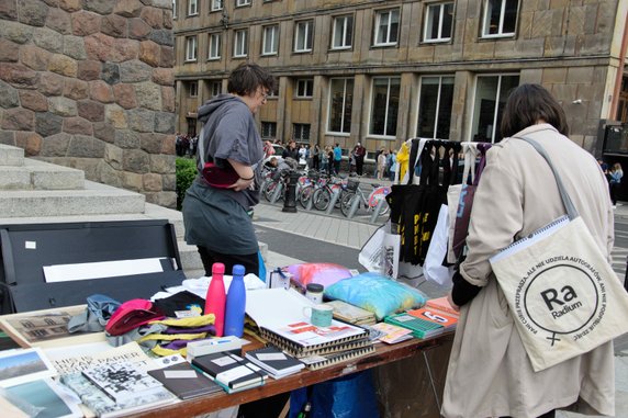 Przed CK Zamek odbyła się Poznańska Garażówka na rzecz osób z doświadczeniem uchodźczym fot. Codzienny Poznań / S. Toroszewska