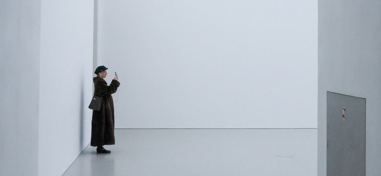 Czapka jako dzieło sztuki? Zaskakujący żart w Muzeum Sztuki Nowoczesnej w Warszawie