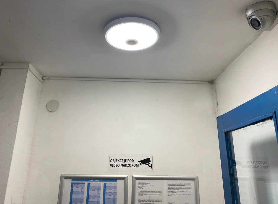 Svetlo koje se pali na senzor isključuje dodirivanje prekidača i na taj način se smanjuje mogućnost širenja zaraze