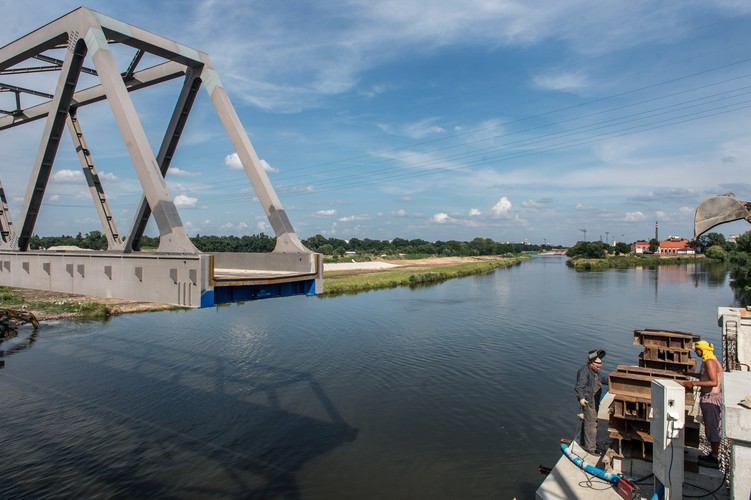 Nasuwanie 650-tonowego mostu kolejowego nad Odrą w ramach modernizacji linii kolejowej E59 z Wrocławia w kierunku Poznania. <br><br> fot. (mk/mr) PAP/Maciej Kulczyński