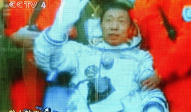 Jang LIvej u kapsuli "Šendžou V" nakon sletanja u područje Unutrašnje Mongolije na zapadu Kine 16. oktobra 2003.