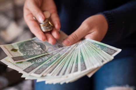 2000 zł z ZUS bez nawet jednego dnia pracy dla seniorów po 60. roku życia. Komu się należy?