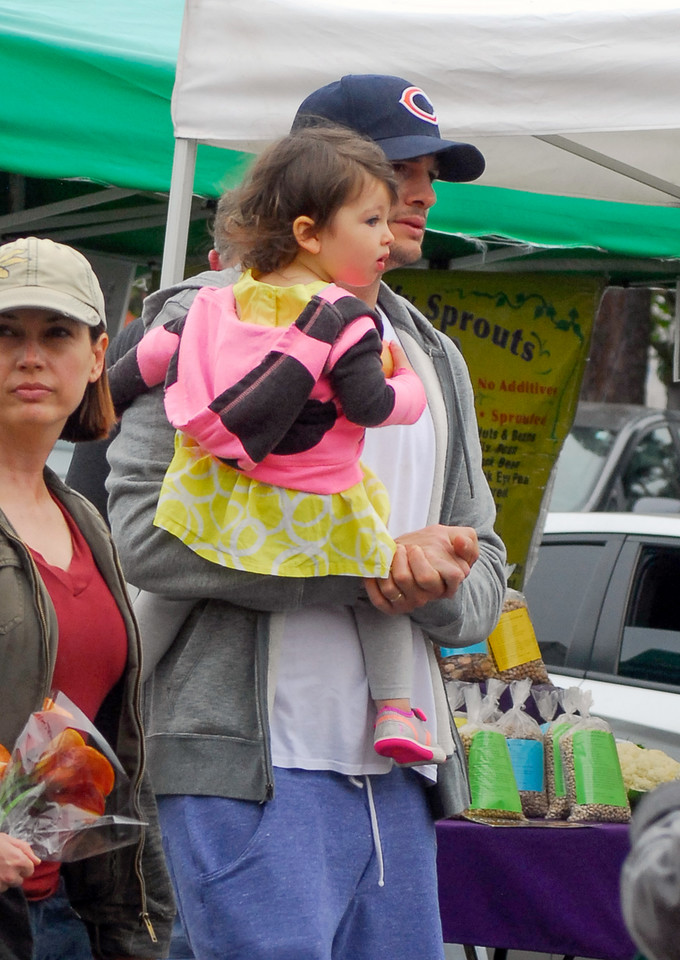 Ashton Kutcher i Mila Kunis z córeczką na spacerze