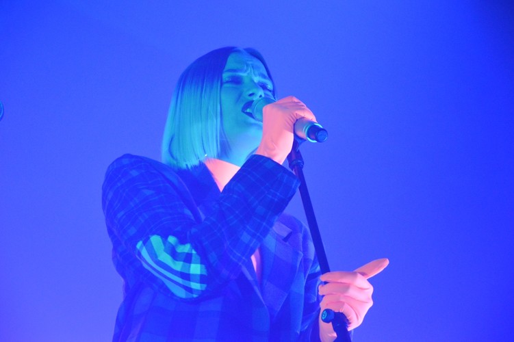 Natalia Nykiel podczas koncertu w klubie Stodoła. Warszaw, 28 listopada 2019