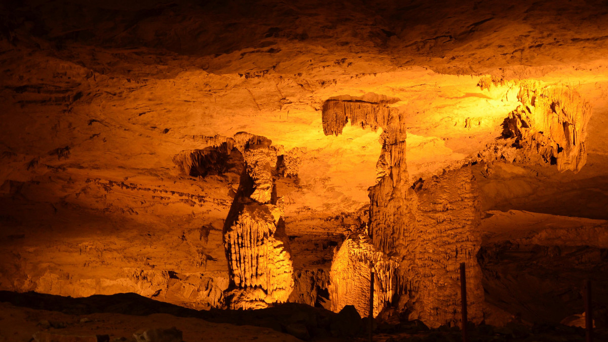 Zjawiskowe stalaktyty i stalagmity, dzika, rwąca podziemna rzeka, którą płynie się niewielkim czółnem. Jaskinia Kong Lor w Laosie, to nieodkryty jeszcze przez masową turystykę cud Azji.