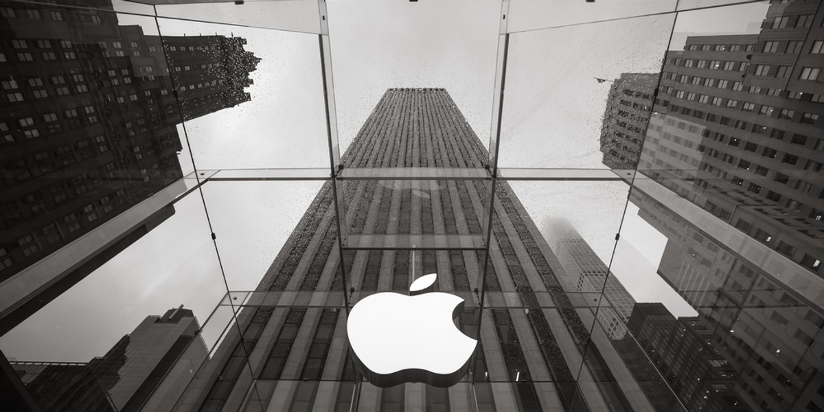 Apple pozwał Qualcomma w styczniu 2017 roku. Zarzucał firmie nieuczciwą konkurencję i za wysokie ceny za licencjonowanie patentów. Dwa dni po rozpoczęniu procesu ogłoszono ugodę.