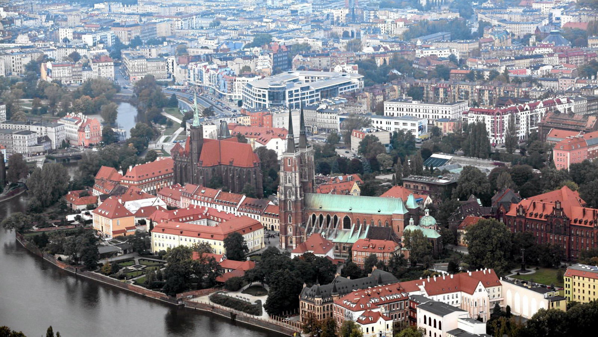 Katedra, kolegiata i pięć kościołów o mniejszej randze. Pałac duchownych arystokratów, a obok dom spokojnej księżej starości. Kolekcja cennych relikwii oraz uczelnia, na której wykładają przedstawiciele papieża. Watykan? Nie, Wrocław.